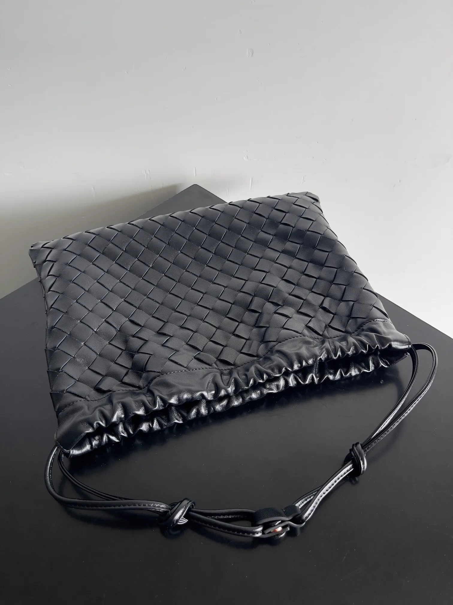 Batch 1560 Armpit bags have become a fashionable item that every girl has in their hands in recent years🛍️. The elegant and simple style has won the love of many people of different ages. However, there is an unavoidable trouble with armpit bags, that is, the capacity is too small, and BOTTEGA VENETA’s new Dustbag Considering people's travel needs, the capacity of garbage bags has been greatly upgraded. Folding umbrellas, water cups, and girls' makeup powder and lipstick can all be accommodated. It is very light and resistant to dirt. Even if you have a lot of things when traveling, it can reduce the burden to a certain extent. The shoulder straps are buckled and can be changed at will. It can be used for hand holding or as the liner of a large bag. After the drawstring is drawn, it looks like a cloud bag. It is very suitable for concave styling when traveling in summer🙋🏻‍♀️ Style number: 796728 Size: 32*23*1cm